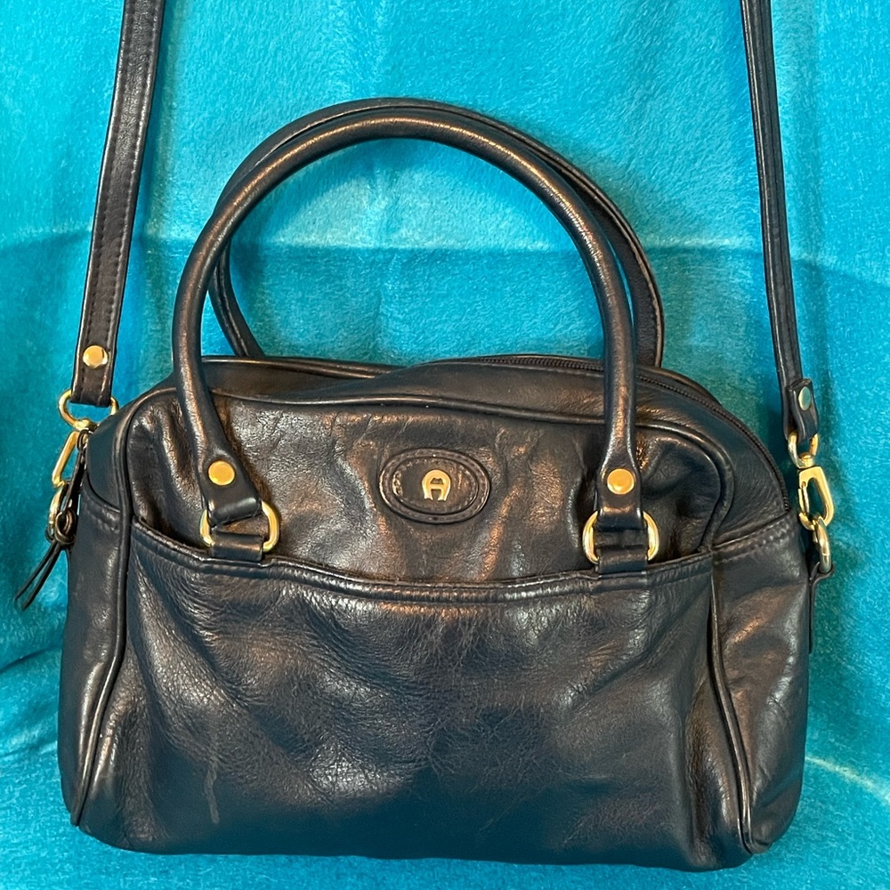 👜 Etienne Aigner Vintage Navy Leather Crossbody/Satchel with Removable Strap.